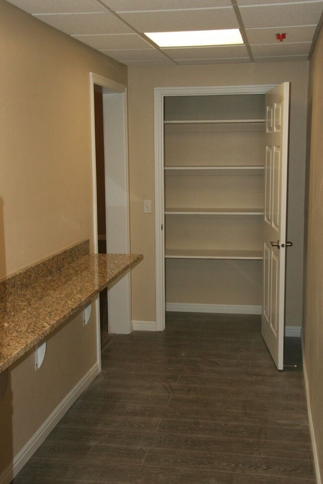 Building Photo - Large 1 bedroom apartment UTILITIES INCLUD...