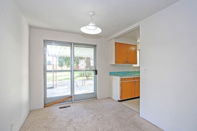 Building Photo - Spacious 4-Bedroom Home with Large Yard, Covered Patio & Garage in Lakewood