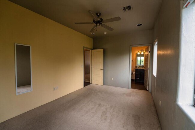 Building Photo - 2010 E 1st St