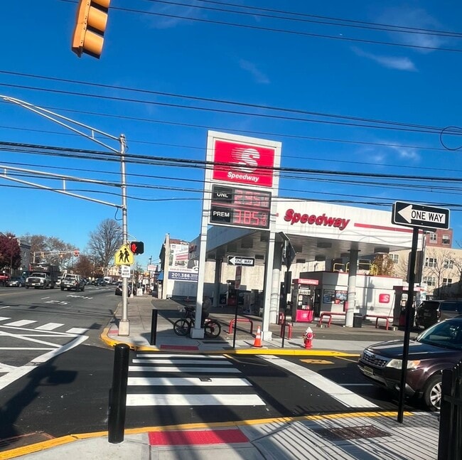 Building Photo - 653 39th St