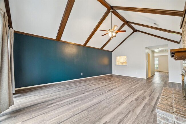 Building Photo - 2825 Camelot Ln