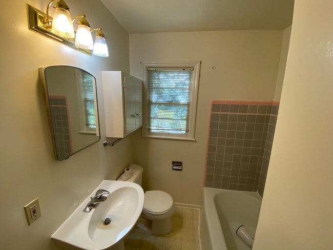 Building Photo - Crestview Three Bedroom House with Garage