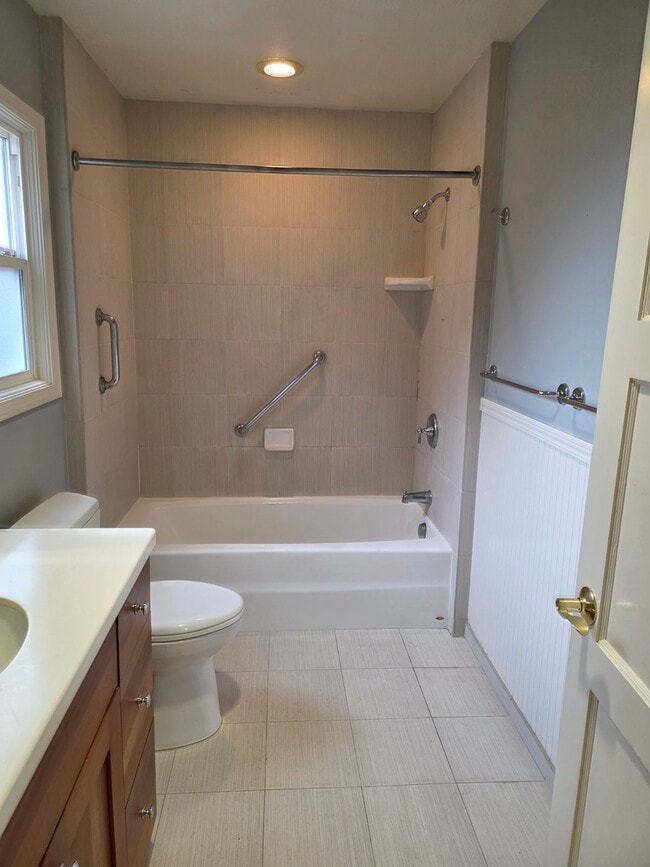 Building Photo - 1545 Brookside Dr