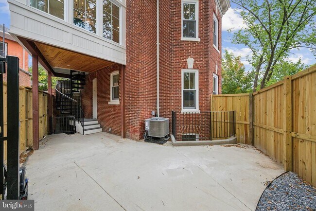 Building Photo - 1614 Kilbourne Pl NW