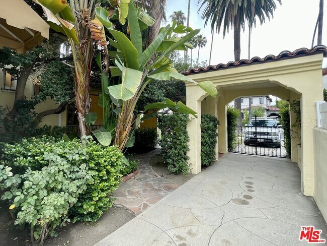 Building Photo - 203 N Doheny Dr