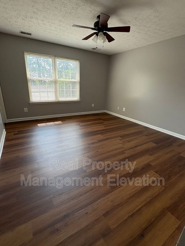 Building Photo - 2027 Harvest Dr