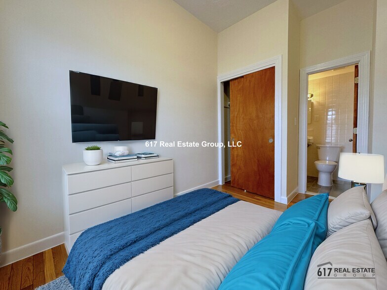 Building Photo - 176 N Beacon St