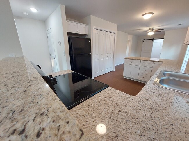 Building Photo - 426 W 4th St