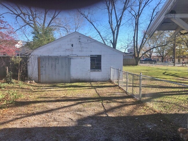 Building Photo - 3 Bedrooms 1 Bath