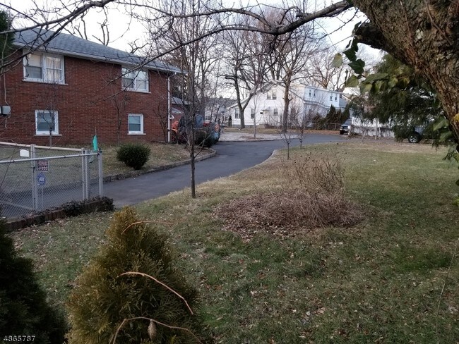 Building Photo - 1789 Vauxhall Rd