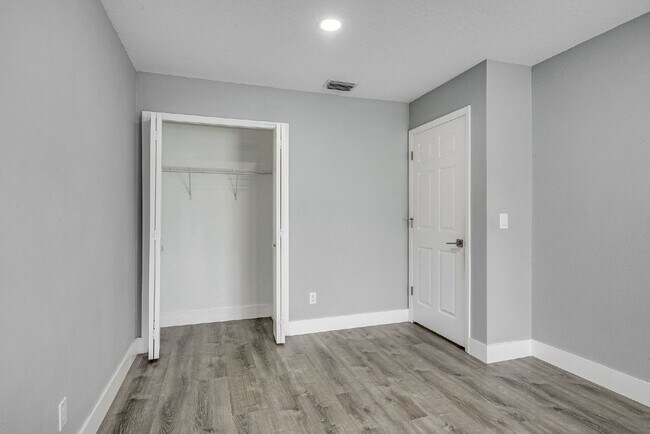 Building Photo - Stunning 3 Bed, 2 Bath Home in Vizcaya Estates