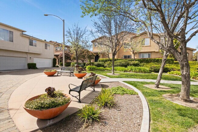 Building Photo - Stunning Corner Unit with Mountain Views & Prime Location!