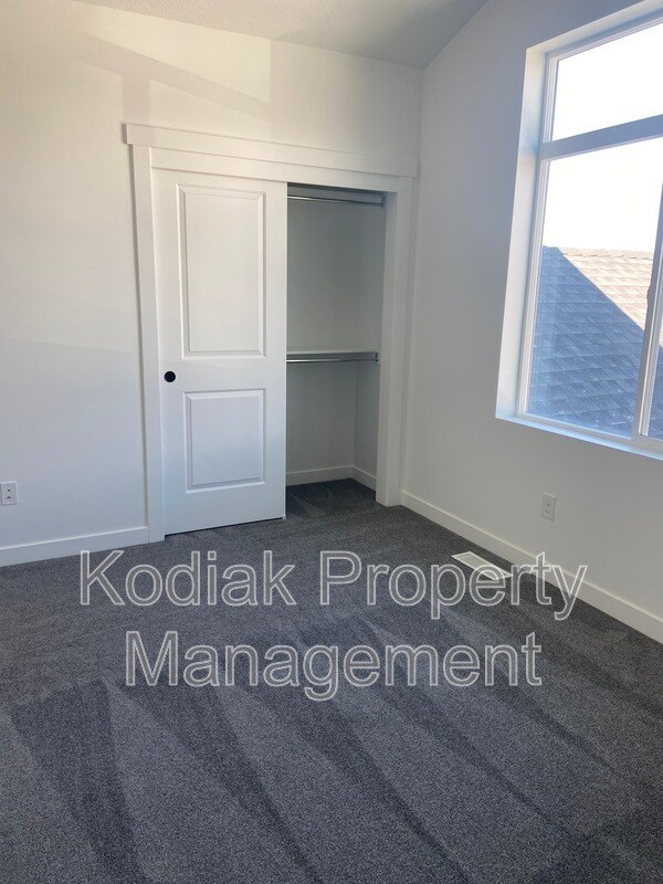 Building Photo - 1439 W Stable St