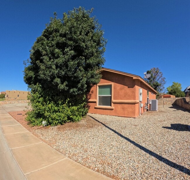 Building Photo - 4113 Cll De Luna