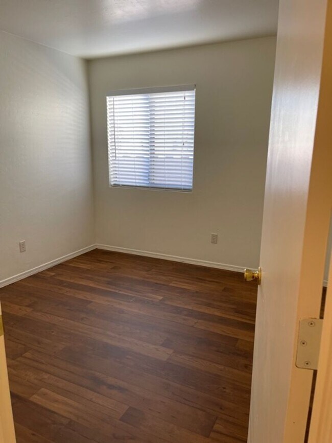 Building Photo - Beautiful 3 bedroom 2 bathroom!