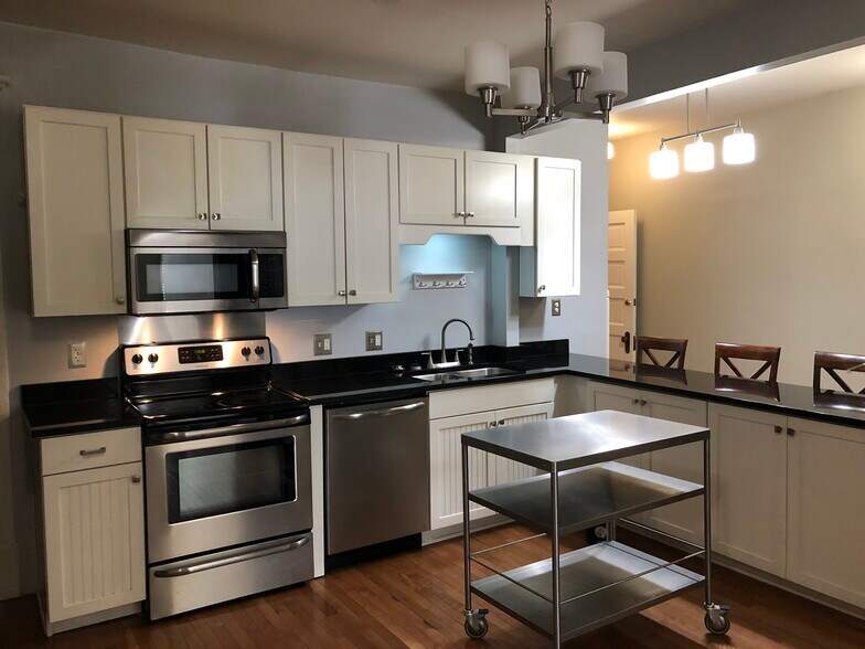 Kitchen with granite - 1145 Jaeger St
