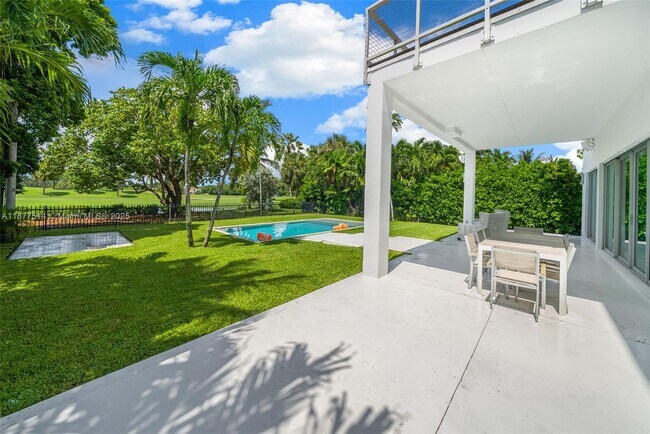 Building Photo - 6050 La Gorce Dr