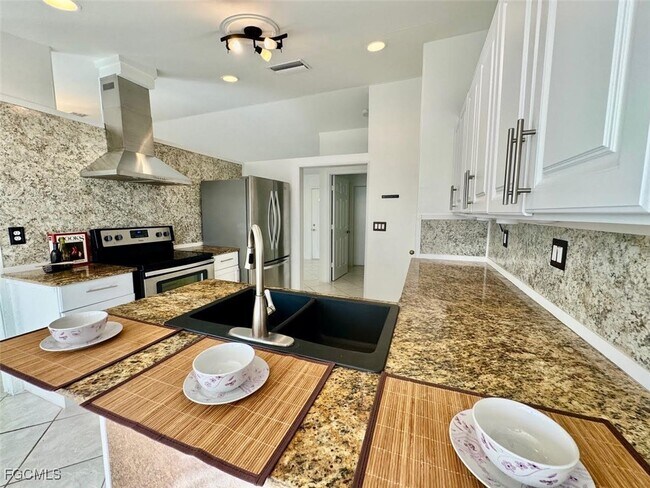 Building Photo - 2306 NE 5th Terrace