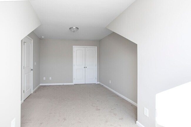 Building Photo - Available mid-July - Adorable 3 Bed 2.5 Ba In Great Location! First Floor Master!