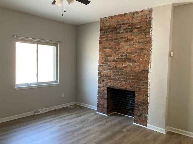 Building Photo - 2BR/1BA Townhouse in Central Northside! September 1 Move in!