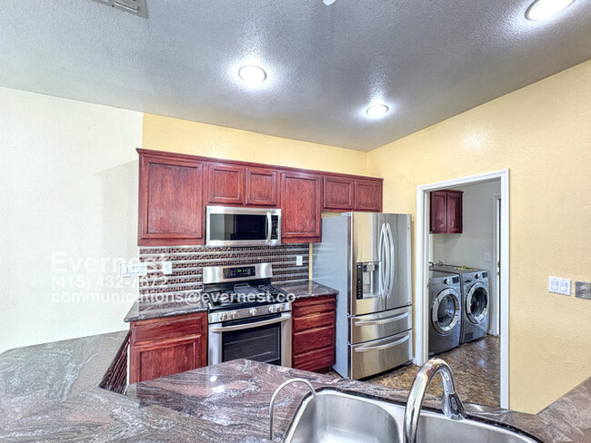 Building Photo - Gorgeous 3-Bedroom Home in a Prime Locatio...
