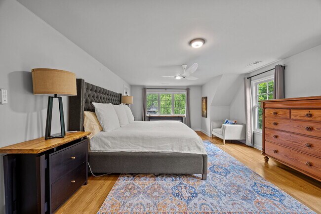 Building Photo - Charming Furnished Estate with Full-Servic...