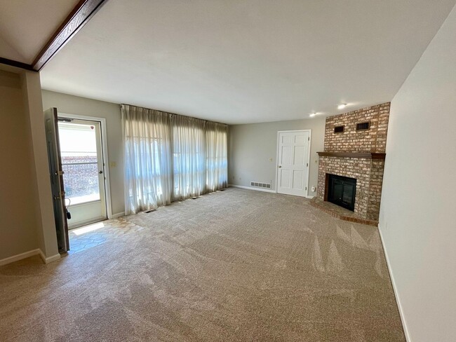 Building Photo - Beautifully Updated 3-Bed, 3-Bath Townhome...