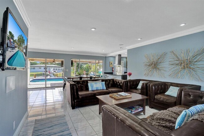 Building Photo - 1701 SW 22nd Ave