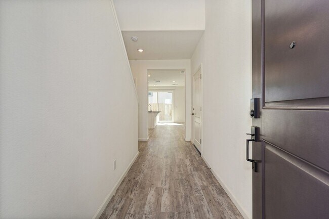 Building Photo - Fully Furnished Mid-term Rental