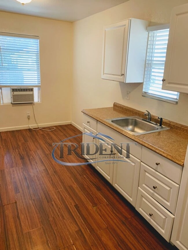 Building Photo - Cozy 2-bedroom 1 bath close to shopping an...
