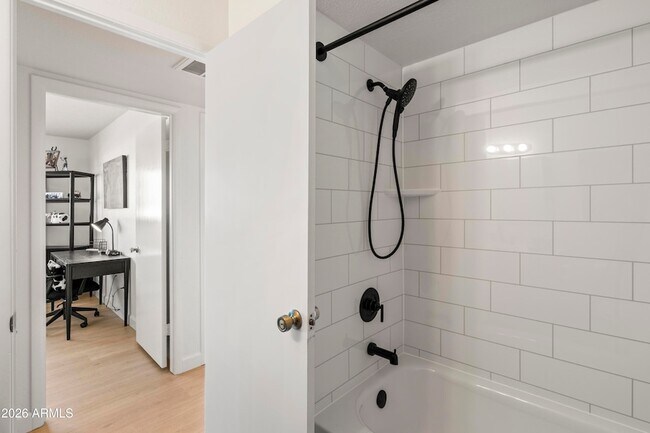 Building Photo - 8107 E Vista Dr