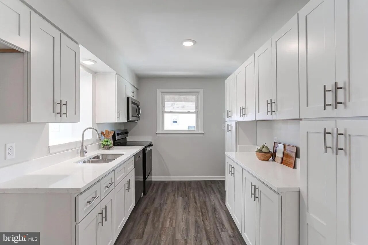 Kitchen - 2360 Sycamore Rd