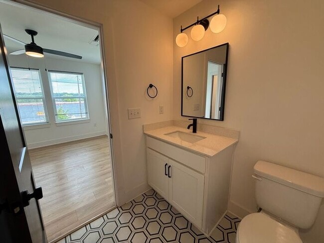 Building Photo - 3 - Level Modern Apartment in East Nashville
