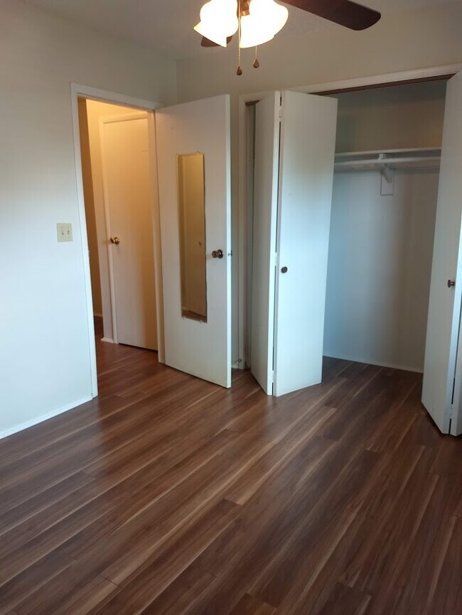 Building Photo - 7 Lakeshore Cir