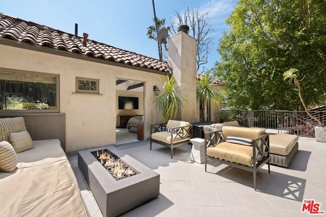 Building Photo - 3300 N Knoll Dr