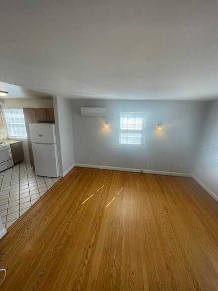 Building Photo - 633 N Nelson St