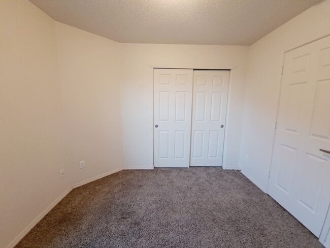 Building Photo - Cute 3 bed, 2 bath home in Huning Ranch