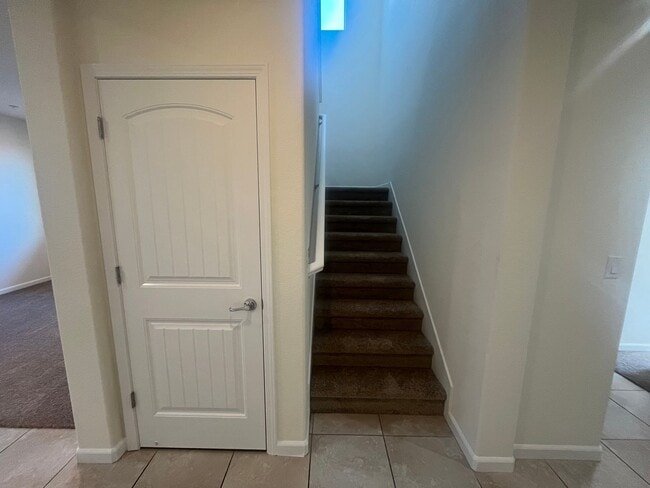 Building Photo - 4 Bedroom 2, Bath, 2900 sqft. w/t Separate 1 Bedroom 1 Bath Guest Quarters for Lease.