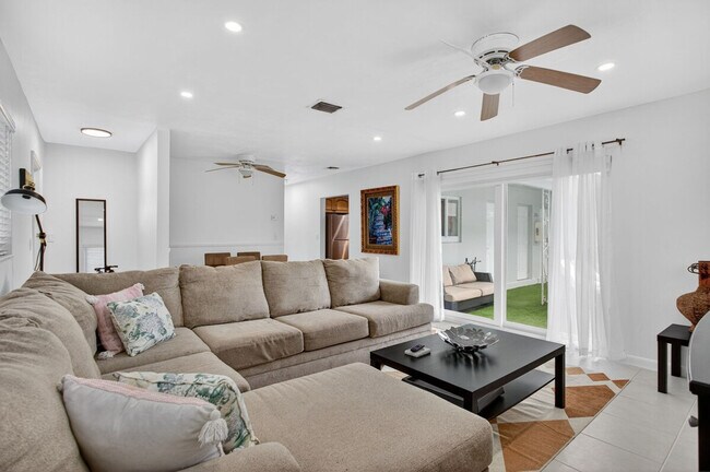 Building Photo - 2270 SE 5th St