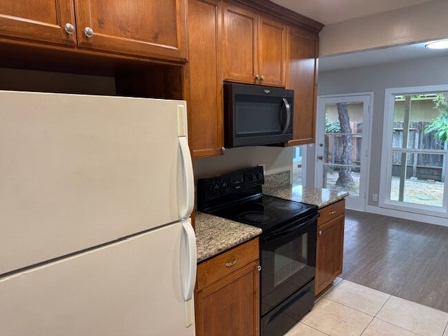 Building Photo - Newly Renovated 4 Bedroom 2 Bath home, wit...