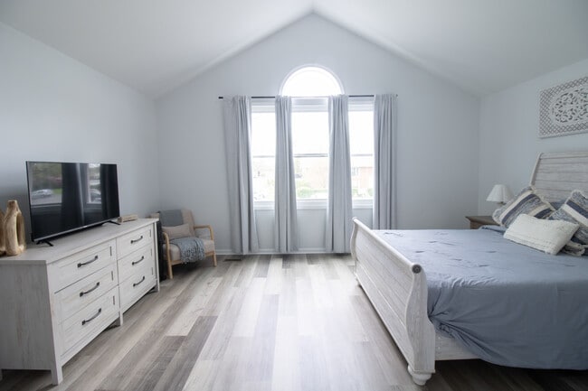 Building Photo - 1843 W White Oak St