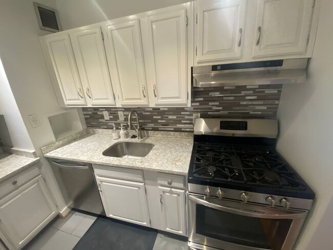Building Photo - Updated One Bed One Bath Just a block from...