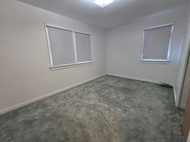 Building Photo - 4 bed, 1 bath House with 1 car garage