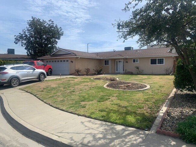 Building Photo - 3 BR 2 BA Available Now