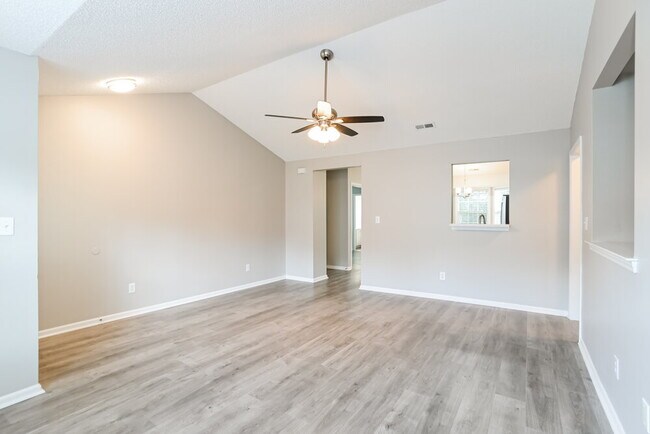 Building Photo - 3112 Queensdale Dr