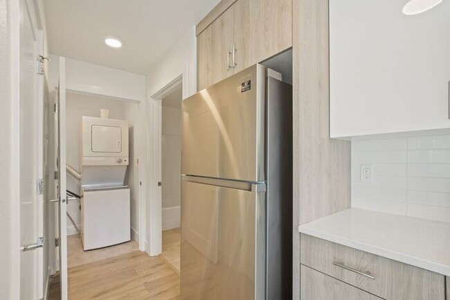 Building Photo - Sunnyside 12 Apartments Available! 1 bed, ...