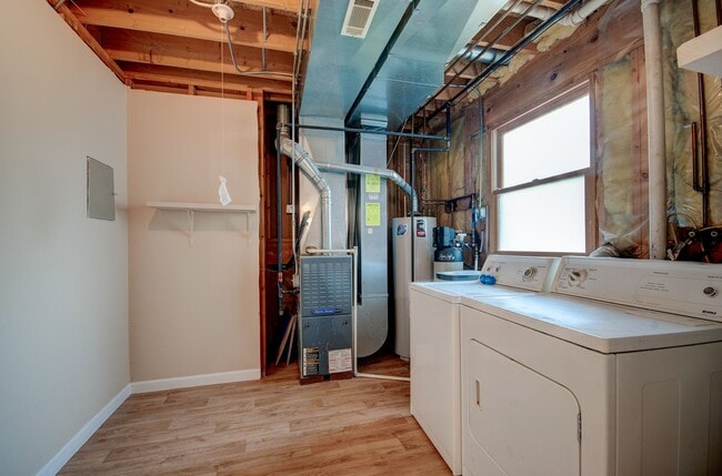 Building Photo - 3 bd 2 ba spacious home Joliet