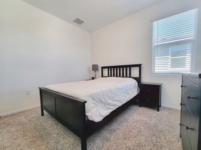Building Photo - Spacious 4-Bedroom, 3-Bath Single-Family H...