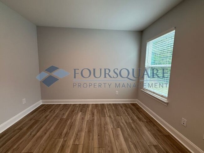 Building Photo - End-Unit Townhome with Fenced Yard, Washer/Dryer included & 2-Car Garage – Comfortable & Convenie...