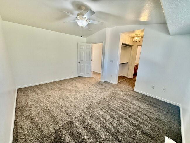 Building Photo - 3 Bedroom/ 2.5 Bath Townhome in Hawk Hollow